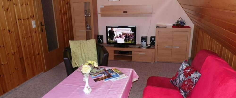 Die Ferienwohnung Spitzberg befindet sich im Dachgeschoß, 2 Treppen (nicht steil). Ist abgeschlossen. WLAN ist kostenlos im ganzen Hausbereich verfügbar.