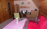Die Ferienwohnung Spitzberg befindet sich im Dachgeschoß, 2 Treppen (nicht steil). Ist abgeschlossen.
WLAN ist kostenlos im ganzen Hausbereich verfügbar.