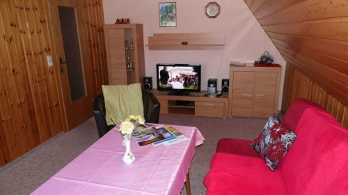 Die Ferienwohnung Spitzberg befindet sich im Dachgeschoß, 2 Treppen (nicht steil). Ist abgeschlossen.
WLAN ist kostenlos im ganzen Hausbereich verfügbar.