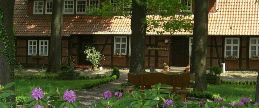 Die Ferienwohnung „Teichblick“ ist ca. 150 m vom Hotel entfernt. Mit einer Wohnfläche von ca. 75 qm bietet sie ausreichend Platz für zwei Schlafzimmer (ein Doppelbett und zwei Einzelbetten). Außerdem stehen Ihnen ein Wohnraum, eine Küche mit Küchenzeile 