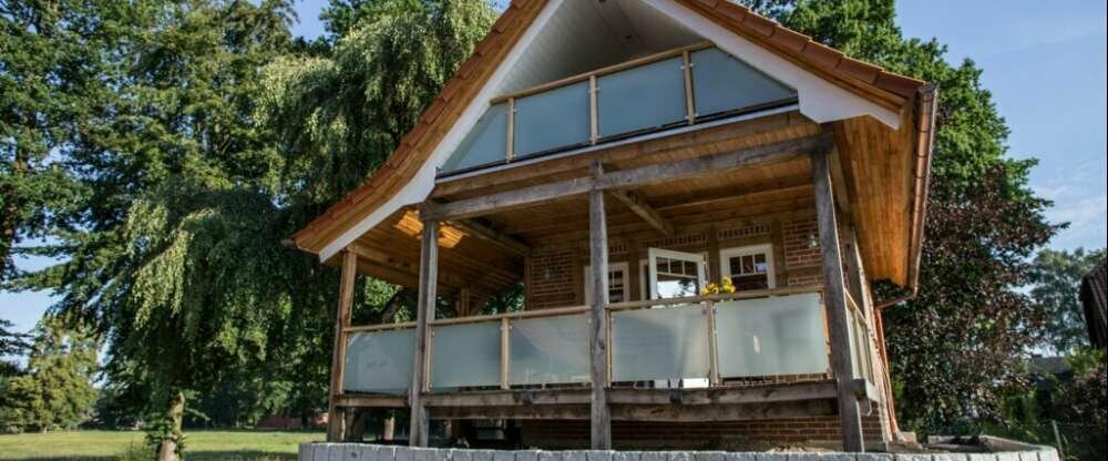 Das Ferienhaus mit seinen 3 Etagen ist ca. 800 m vom Hotel entfernt mit einer Wohnfläche von ca. 65 qm. „Treppenspeicher“ besteht aus einem Schlafzimmer, einem Bad, einem WC, einer Küche mit Küchenzeile, einem Wohnraum und einem Hauswirtschaftsraum mit 