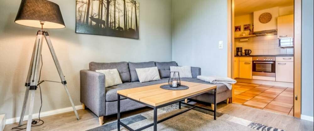 Urlaub pur in der Ferienwohnung “Wiesenblick”. Genießen Sie Ihre Tasse Kaffee am Morgen oder ein Glas Wein beim Sonnenuntergang, nach einem schönen Urlaubstag auf der kleinen Terrasse. Sie wohnen im Erdgeschoss auf rund 60 m² mit einem schönen Blick in di