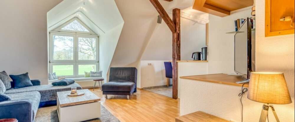 Die Ferienwohnung „Zum Storchenblick“ befindet sich ca. 800 m vom Hotel entfernt. Sie verfügt über eine Wohnfläche von ca. 80 qm und teilt sich in zwei Schlafzimmer mit je einem Doppelbett, einen Wohnraum, ein Bad und eine Küche mit Küchenzeile auf.