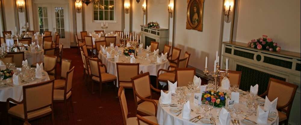 Ein stilvoller Rahmen verspricht Wohlbehagen, die großen Glasfenster erzeugen ein Gefühl von Leichtigkeit, und die Anspannung verflüchtigt sich in der Weite.