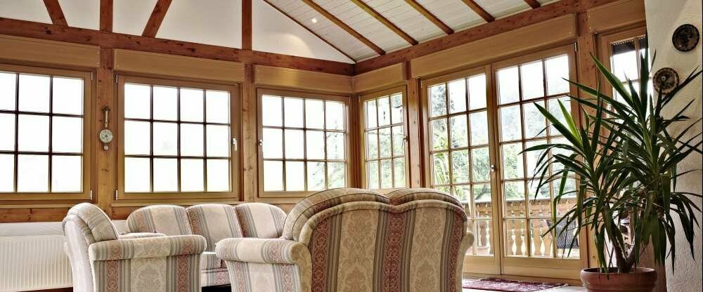  Parterrewohnung (120 qm) teilt sich wie folgt auf: 2 Personen (1 Aufbettung möglich), barrierefrei 1 Doppel-Schlafzimmer mit Balkon großes Bad mit Wanne und Dusche mit Sanitätseinrichtung (S-Klappstuhl und Haltegriffen) 