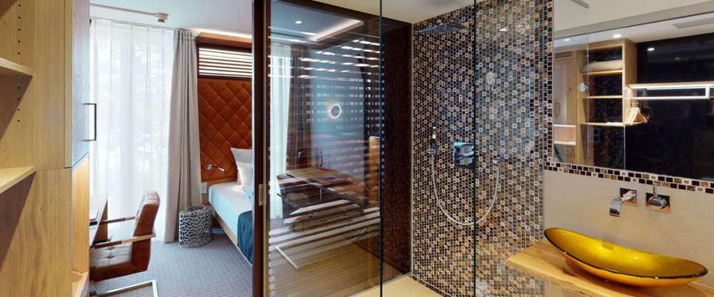 Modernes, funktionales Gästezimmer (16 qm) ausgestattet mit Einzelbett (0,90 x 2,10 m), Schreibtisch, Safe, kostenfreiem WLAN und kleinem Badezimmer mit Dusche/WC und Haartrockner.