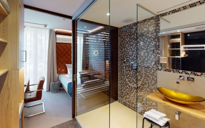 Modernes, funktionales Gästezimmer (16 qm) ausgestattet mit Einzelbett (0,90 x 2,10 m), Schreibtisch, Safe, kostenfreiem WLAN und kleinem Badezimmer mit Dusche/WC und Haartrockner.