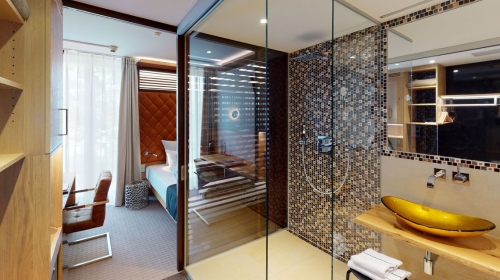 Modernes, funktionales Gästezimmer (16 qm) ausgestattet mit Einzelbett (0,90 x 2,10 m), Schreibtisch, Safe, kostenfreiem WLAN und kleinem Badezimmer mit Dusche/WC und Haartrockner.
