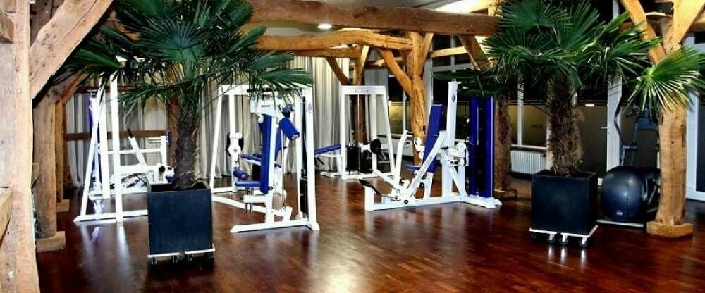 Sich fit halten, während des Urlaubs oder der Geschäftsreise kann so einfach sein. Unser lichtdurchfluteter Fitness- & Gymnastikbereich mit Crosstrainer, Laufband, Recumbent Bike, Kraftgeräte wie: Bankdrückmaschine, Butterfly, Rudermaschine, Lastzug,