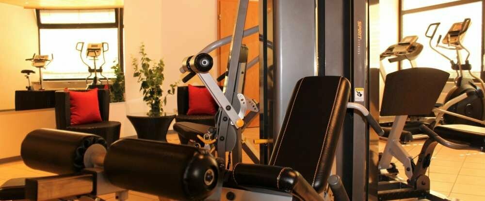 moderner Fitneßraum mit Blick zur Ahr, ausgestattet mit Profigeräten