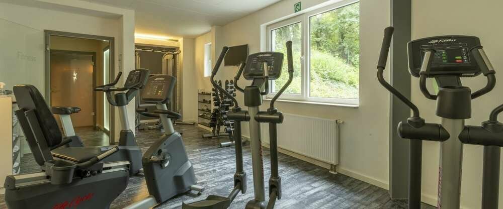 Fitnessraum mit Kraft- und Cardiogeräten