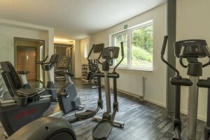 Fitnessraum mit Kraft- und Cardiogeräten