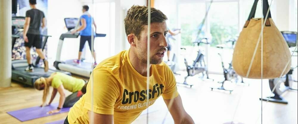 Fitnessraum mit verschiedenen Fitnessangeboten