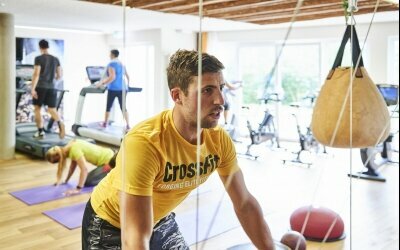 Fitnessraum mit verschiedenen Fitnessangeboten