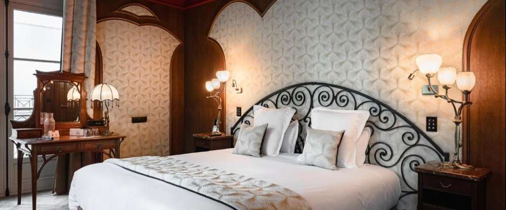 Tauchen Sie ein in das Paris der Goldenen Zwanziger. Raffinierte Exzentrik und markante Geometrie vereinen sich zu einem unverwechselbaren Pariser Charme.