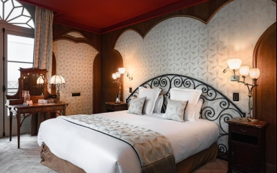 Tauchen Sie ein in das Paris der Goldenen Zwanziger. Raffinierte Exzentrik und markante Geometrie vereinen sich zu einem unverwechselbaren Pariser Charme.