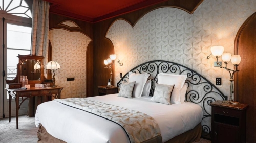 Tauchen Sie ein in das Paris der Goldenen Zwanziger. Raffinierte Exzentrik und markante Geometrie vereinen sich zu einem unverwechselbaren Pariser Charme.