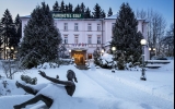 Kleine Springbrunnen mit Statue