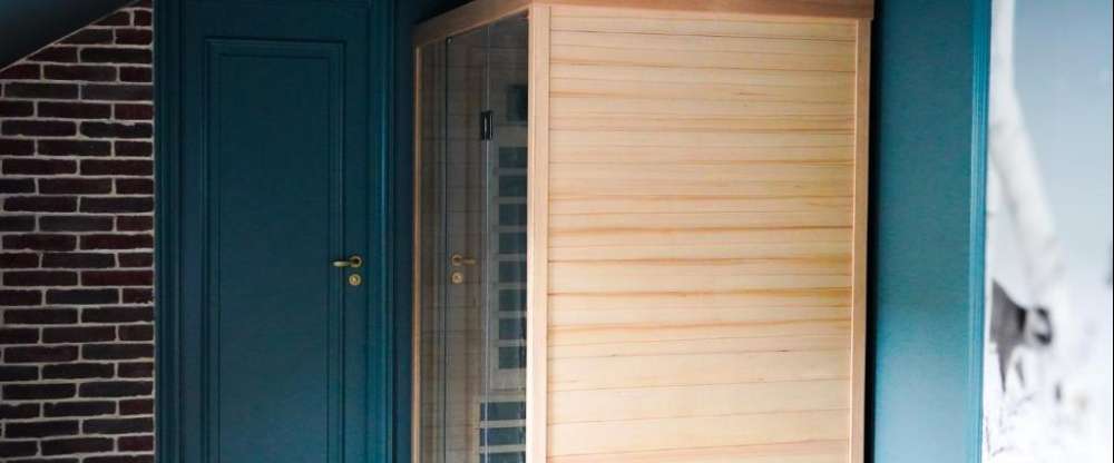 Tauchen Sie ein in eine helle Atmosphäre, in der Holztöne die Formen von Geweihen widerspiegeln. Verlängern Sie dieses finnische Erlebnis, indem Sie die Vorzüge der Sauna in diesem Raum mit ihren nordischen Akzenten genießen.