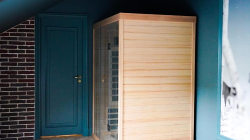 Tauchen Sie ein in eine helle Atmosphäre, in der Holztöne die Formen von Geweihen widerspiegeln. Verlängern Sie dieses finnische Erlebnis, indem Sie die Vorzüge der Sauna in diesem Raum mit ihren nordischen Akzenten genießen.