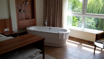 Freistehende badewanne im Wellness Zimmer