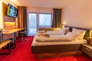 Die Freudenstadt-Zimmer mit Terrasse befinden sich im Erdgeschoss und sind über einen separaten, außenliegenden Eingang erreichbar. Die moderne Ausstattung in jedem Zimmer sorgt für einen angenehmen und zeitgemäßen Wohnkomfort. Da diese Zimmer über ei