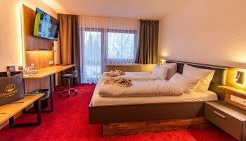 Die Freudenstadt-Zimmer mit Terrasse befinden sich im Erdgeschoss und sind über einen separaten, außenliegenden Eingang erreichbar. Die moderne Ausstattung in jedem Zimmer sorgt für einen angenehmen und zeitgemäßen Wohnkomfort. Da diese Zimmer über ei