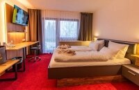 Die Freudenstadt-Zimmer mit Terrasse befinden sich im Erdgeschoss und sind über einen separaten, außenliegenden Eingang erreichbar. Die moderne Ausstattung in jedem Zimmer sorgt für einen angenehmen und zeitgemäßen Wohnkomfort. Da diese Zimmer über ei