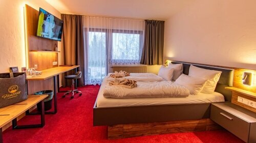 Die Freudenstadt-Zimmer mit Terrasse befinden sich im Erdgeschoss und sind über einen separaten, 
außenliegenden Eingang erreichbar. Die moderne Ausstattung in jedem Zimmer sorgt für einen 
angenehmen und zeitgemäßen Wohnkomfort. Da diese Zimmer über ei