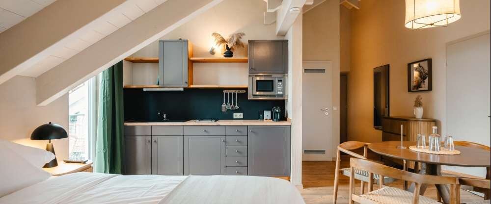 ​Zwei-Raum Appartement mit einem Wohn- und Schlafbereich mit Doppelbett 180cm x 200cm und separatem Schlafzimmer mit zwei Einzelbetten. Minibar, Safe, Kabel-TV, Telefon, kostenloses WLAN, Küchenzeile mit Vollausstattung, Kapselkaffeemaschine, Balkon und e