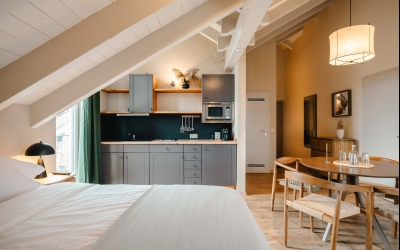 ​Zwei-Raum Appartement mit einem Wohn- und Schlafbereich mit Doppelbett 180cm x 200cm und separatem Schlafzimmer mit zwei Einzelbetten. Minibar, Safe, Kabel-TV, Telefon, kostenloses WLAN, Küchenzeile mit Vollausstattung, Kapselkaffeemaschine, Balkon und e