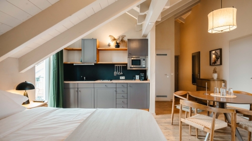 ​Zwei-Raum Appartement mit einem Wohn- und Schlafbereich mit Doppelbett 180cm x 200cm und separatem Schlafzimmer mit zwei Einzelbetten. Minibar, Safe, Kabel-TV, Telefon, kostenloses WLAN, Küchenzeile mit Vollausstattung, Kapselkaffeemaschine, Balkon und e