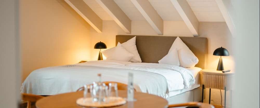 ​Zwei-Raum Appartement mit einem Wohn- und Schlafbereich mit Doppelbett 180cm x 200cm und separatem Schlafzimmer mit zwei Einzelbetten. Minibar, Safe, Kabel-TV, Telefon, kostenloses WLAN, Küchenzeile mit Vollausstattung, Kapselkaffeemaschine, Balkon und e