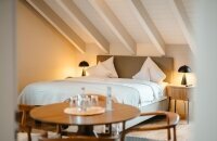 ​Zwei-Raum Appartement mit einem Wohn- und Schlafbereich mit Doppelbett 180cm x 200cm und separatem Schlafzimmer mit zwei Einzelbetten. Minibar, Safe, Kabel-TV, Telefon, kostenloses WLAN, Küchenzeile mit Vollausstattung, Kapselkaffeemaschine, Balkon und e