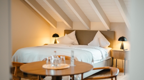 ​Zwei-Raum Appartement mit einem Wohn- und Schlafbereich mit Doppelbett 180cm x 200cm und separatem Schlafzimmer mit zwei Einzelbetten. Minibar, Safe, Kabel-TV, Telefon, kostenloses WLAN, Küchenzeile mit Vollausstattung, Kapselkaffeemaschine, Balkon und e