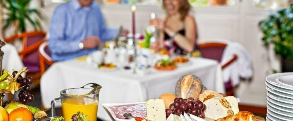 Frühstück im Restaurant oder auf der Terrasse