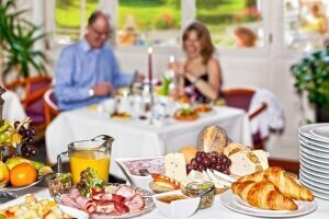 Frühstück im Restaurant oder auf der Terrasse