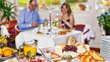 Frühstück im Restaurant oder auf der Terrasse