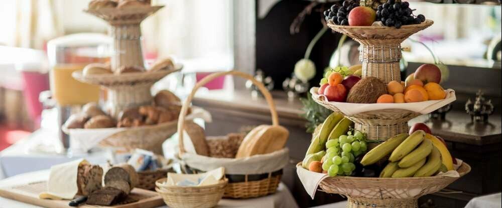 Genießen Sie unser reichhaltiges Frühstücksbuffet und starten Sie gut gestärkt in den Tag.