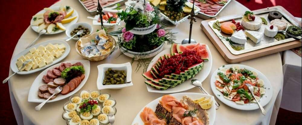 Vielfältige Auswahl an Wurst-, Käse- und Fischvariationen. Zahlreiche, köstliche Brotaufstriche. 