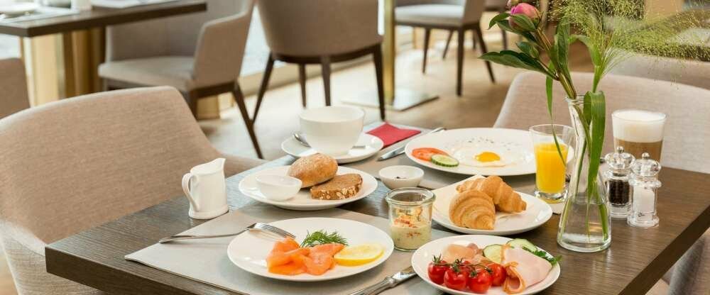 Täglich wird ein reichhaltiges Frühstück vom Buffet serviert. Mit regionalen Produkten, warmen und kalten Gerichten.