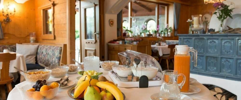 Gesunde Ecke mit Mueslis, Joghurts, Säften und frischem Obst