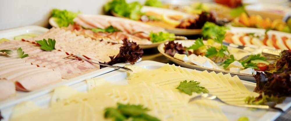 Kühltheke mit großer Aufschnittauswahl