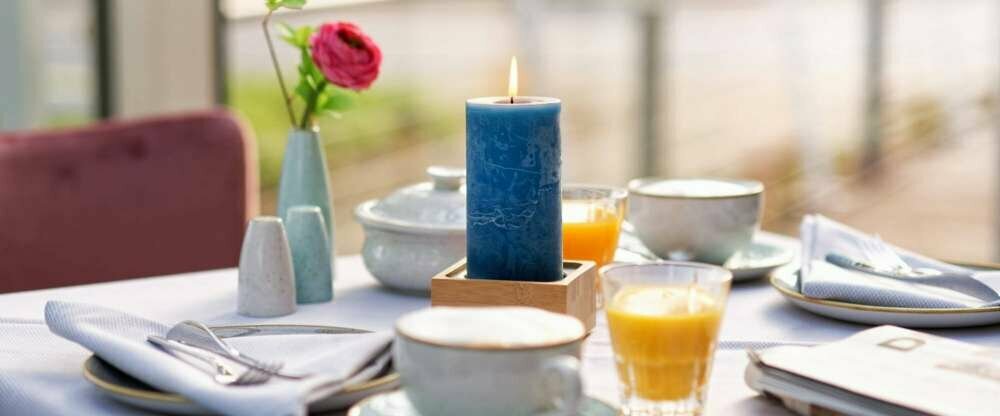 Gedeckter Frühstückstisch