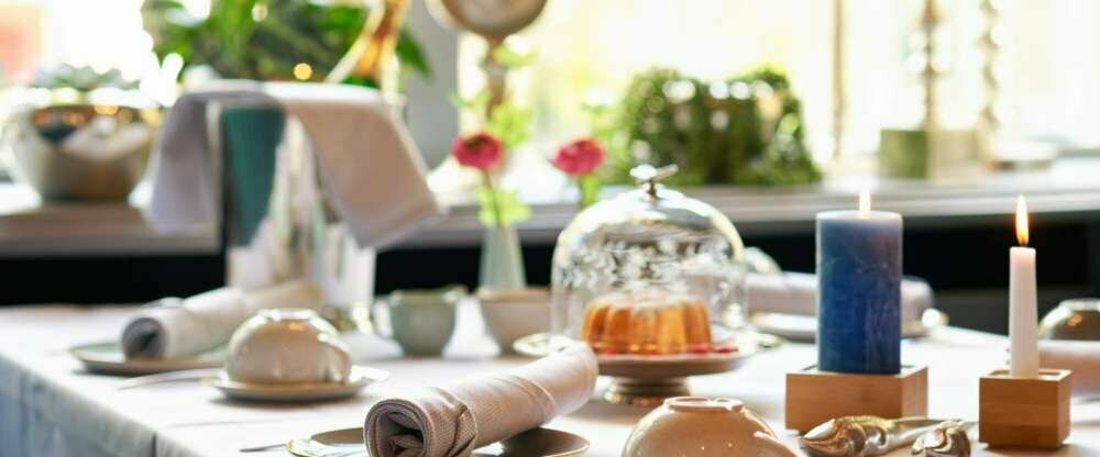 Gedeckter Frühstückstisch