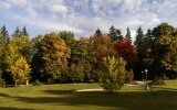 Hotelgarten im Herbst
