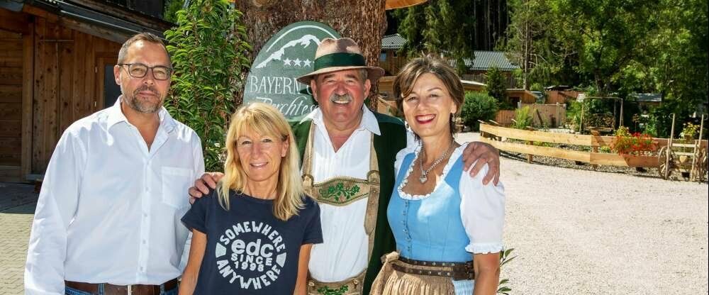 Das Garten-Chalet hat eine Wohnfläche von 145m², es verfügt über einen Wohnraum mit kleiner Küche, ein Schlafzimmer im Parterre, ein großes Badezimmer mit DU/WC, ein zusätzliches abgeschlossenes Schlafzimmer im 1. Stock mit Balkon, DU/WC, eine gemütliche 