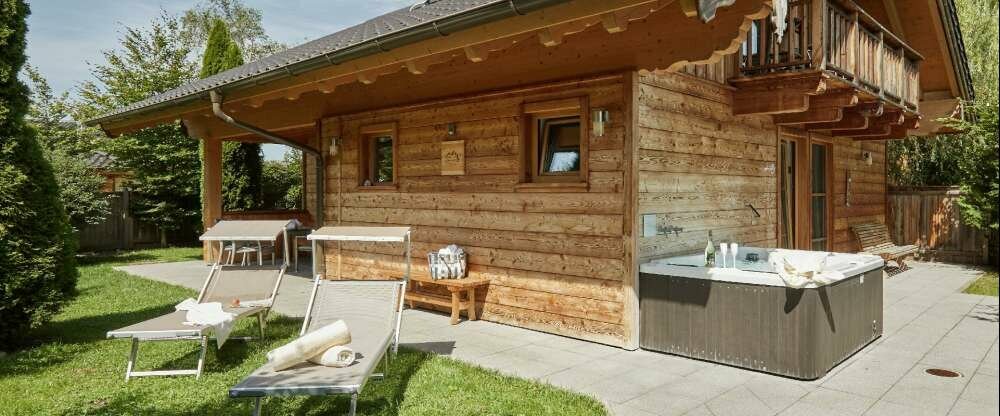 Das Garten-Chalet hat eine Wohnfläche von 145m², es verfügt über einen Wohnraum mit kleiner Küche, ein Schlafzimmer im Parterre, ein großes Badezimmer mit DU/WC, ein zusätzliches abgeschlossenes Schlafzimmer im 1. Stock mit Balkon, DU/WC, eine gemütliche 