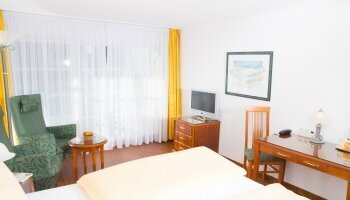 Doppelzimmer mit einer Größe von ca. 26 m² mit Balkon zur Gartenseite.