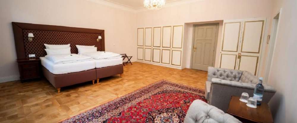 In der zentral gelegenen Garten Suite steht das Gefühl von Weite und Entspannung im Mittelpunkt. Die private Whirlpool-Badewanne im großzügigen Badezimmer lädt zu ruhigen Momenten ein. 